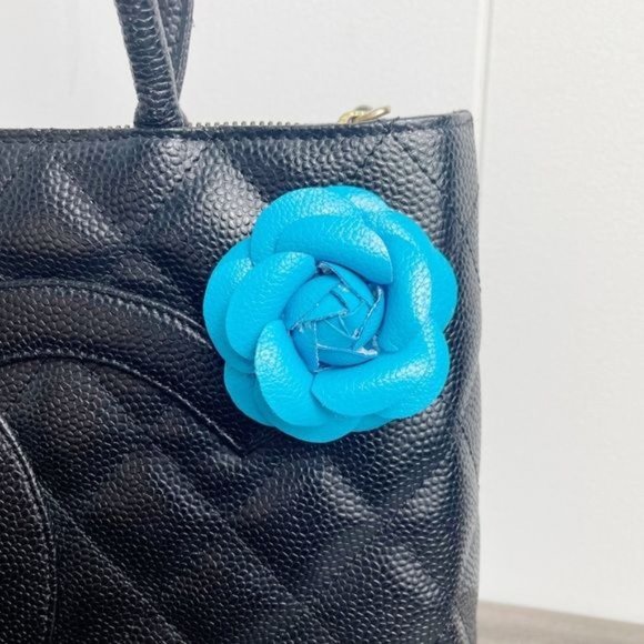 Camellia Flower Vegan Leather Magnetic Bag Charm - Picture 6 of 9
